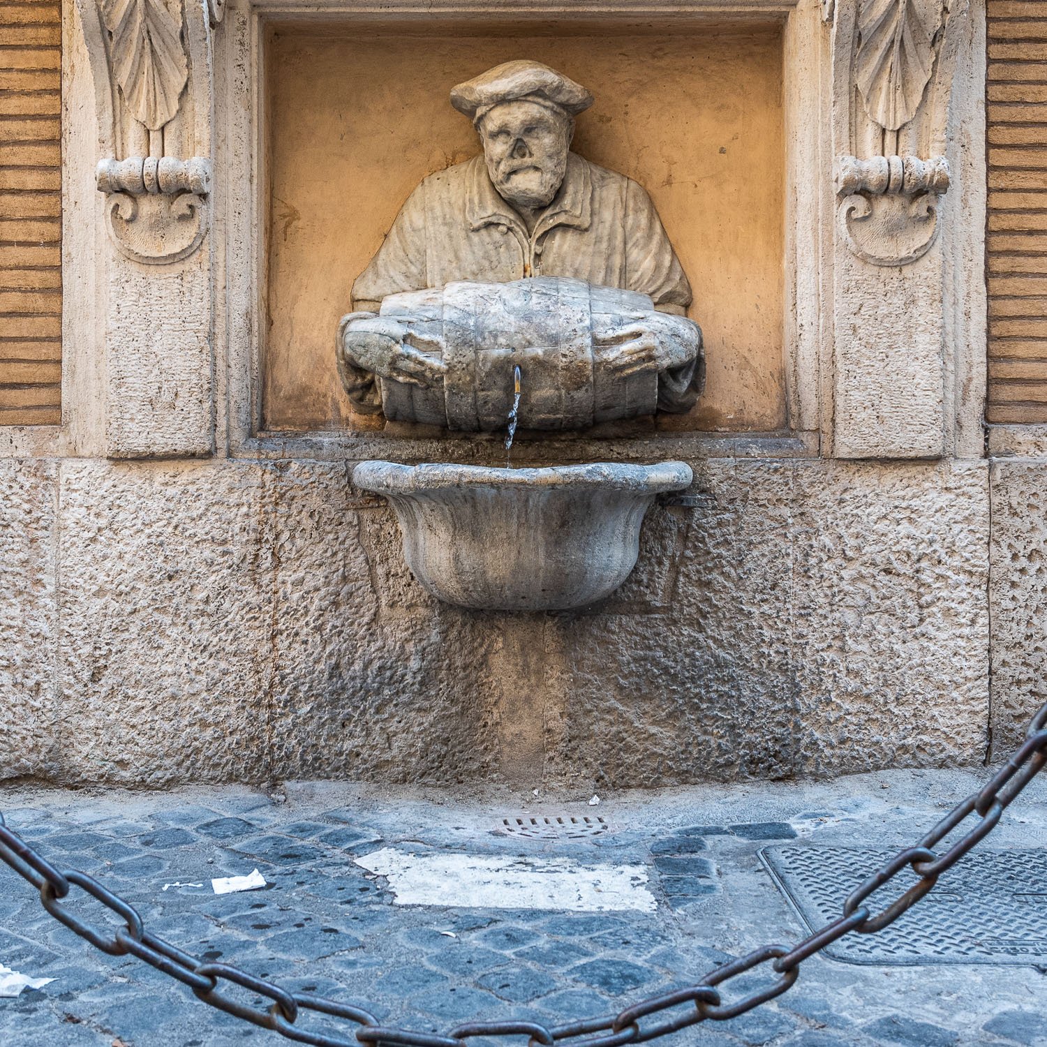famous rome statues - il Facchino