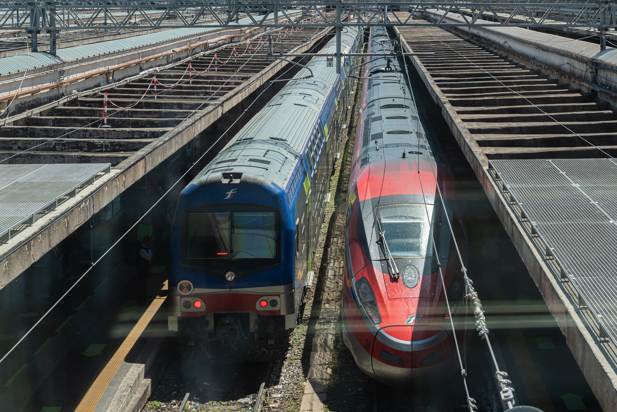 Train Travel In Italy - Platforms In Termini
