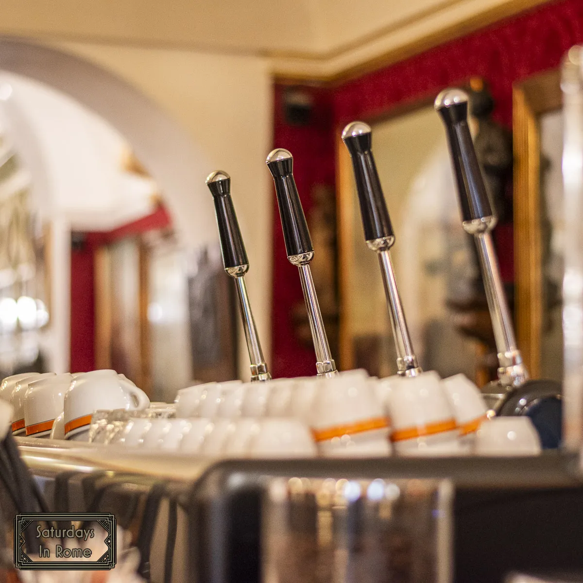 Italian coffee bars - Old-School Pressing