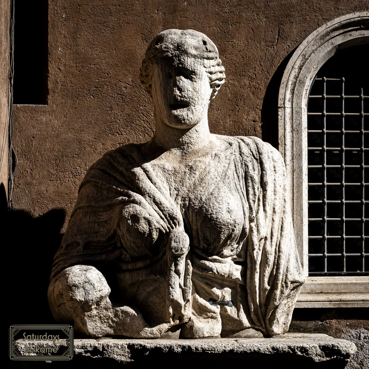 Talking Statues in Rome - Madama Lucrezia Closer